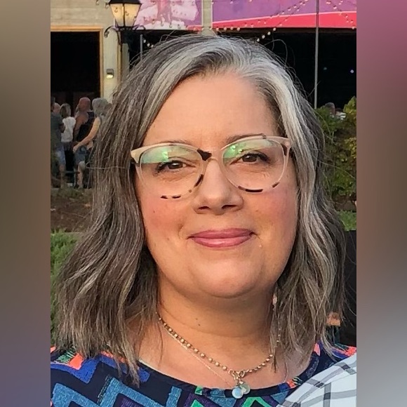 Hi 👋 I’m Tanja! I love Reselling great finds to add to your closet and home 😊 - Picture 6 of 16